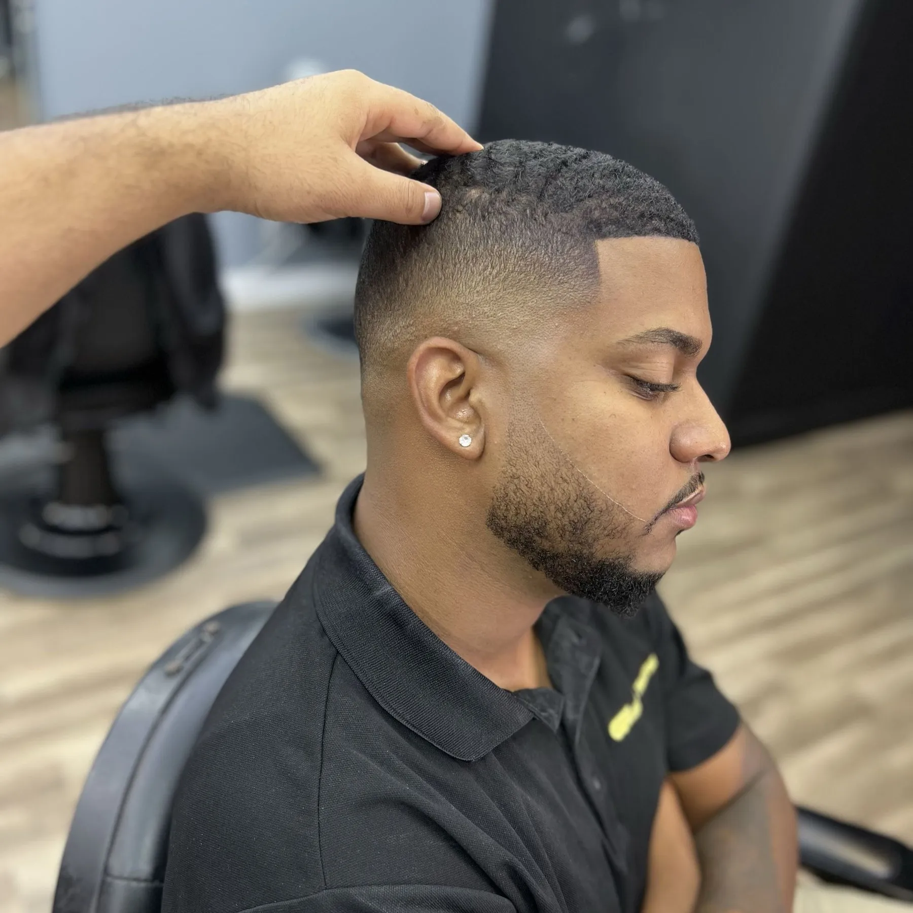 Razor-sharp hairline and beard line up on waves, at DomiBarberz